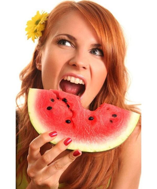 Mädchen, das Wassermelone auf der Wassermelonendiät isst