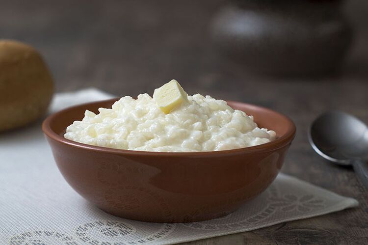 Reisbrei in Milch für einen Fastentag mit Gicht. 