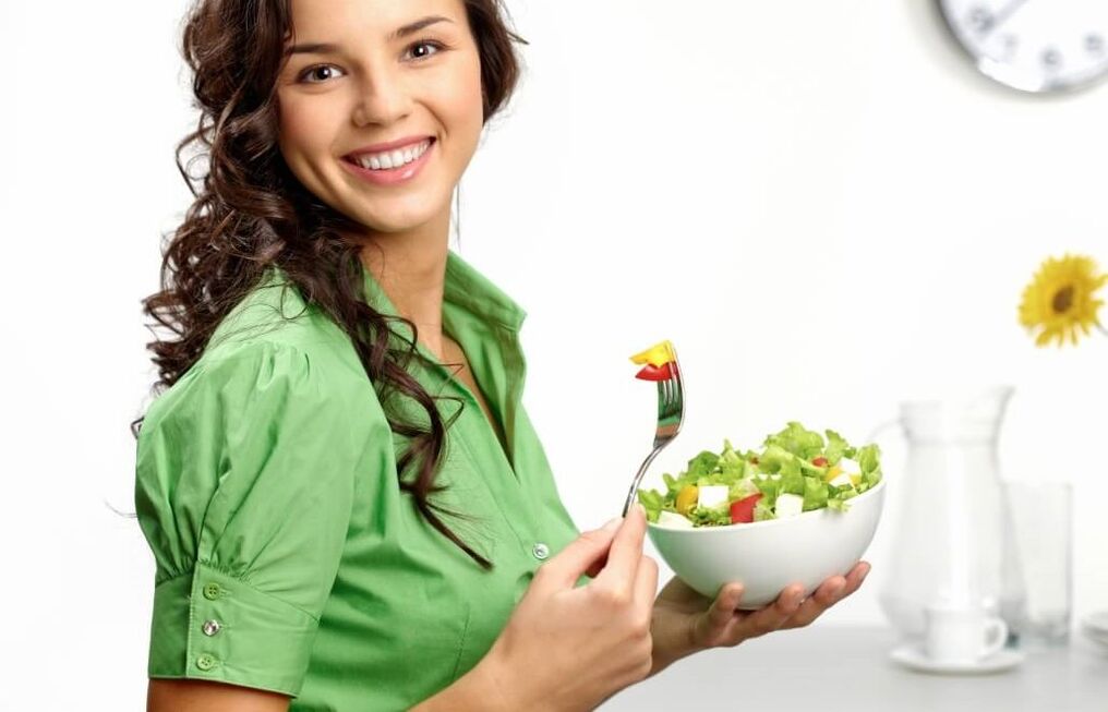 Mädchen, das Gemüsesalat auf einer 6-Blütendiät isst