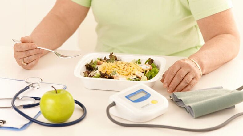Eine Frau mit Diabetes befolgt die Empfehlungen des Arztes zur diätetischen Ernährung. 