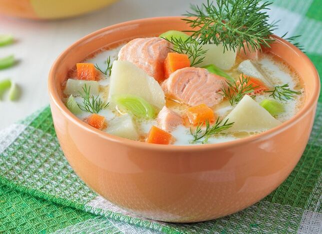 Norwegische Lachssuppe für diejenigen, die mit der Dukan-Diät in der Wechsel- oder Fixierungsphase abnehmen